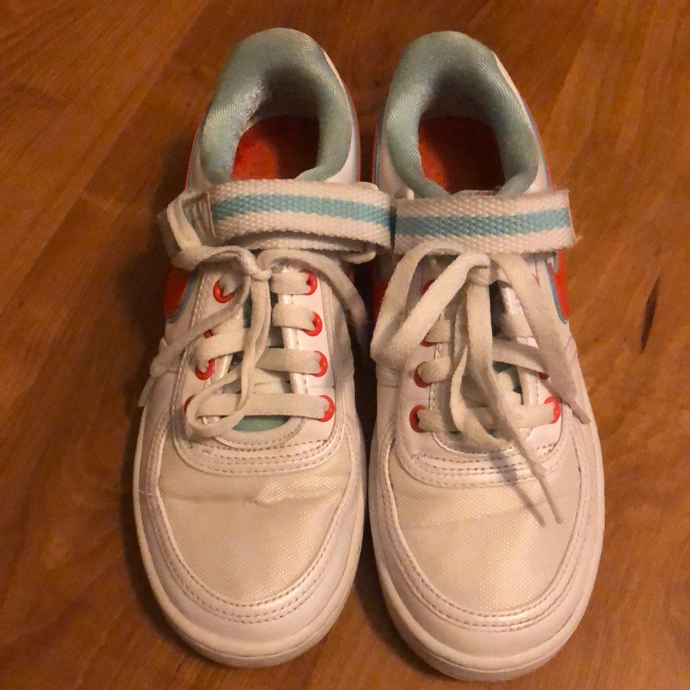 Women’s Nike shoes size 7